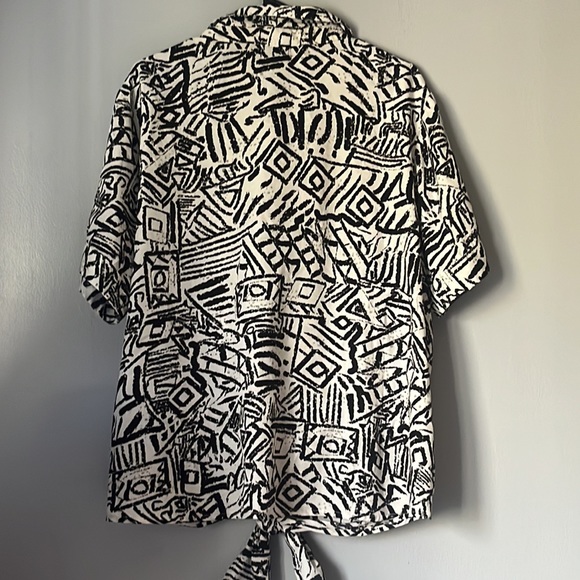 Black and White Geometric Print Plus Size Collared Button Up with Tie Bottom - Picture 4 of 7